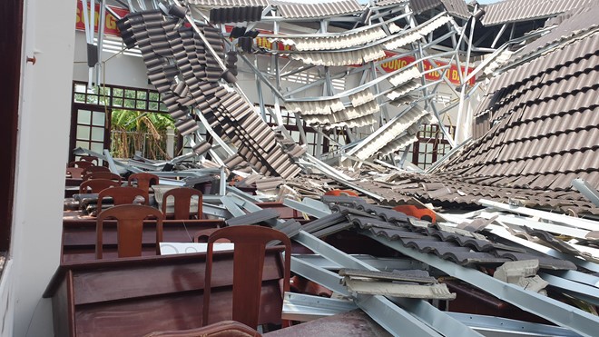 Hội trường UBND thị trấn Ngã Sáu bị sập mái. Ảnh: Internet