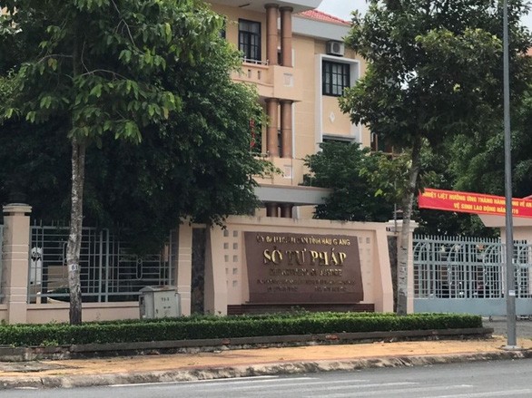 Sau khi không nhận quyết định điều động công tác, ông Nguyễn Thành Nhơn vẫn đến Sở Tư pháp làm việc - Ảnh: T.T