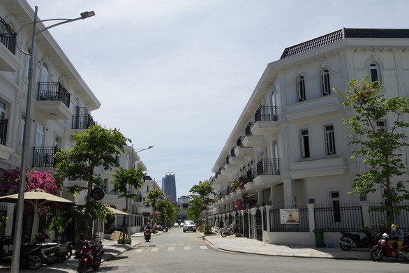 Dự án Phú Gia Compound được chuyển mục đích sử dụng từ đất thương mại dịch vụ sang đất ở sẽ đồng nghĩa với việc người mua nhà ở dự án này sẽ sớm được cấp sổ đỏ