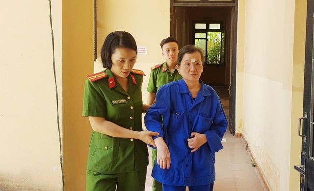 "Siêu lừa" chạy việc - bà Bùi Thị Quỳnh Hoa được dẫn tới phòng xét xử