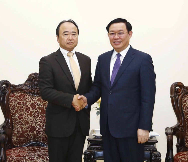 Phó Thủ tướng Vương Đình Huệ tiếp Chủ tịch kiêm Tổng Giám đốc Công ty dịch vụ tài chính AEON Kenji Kawahara. Ảnh: VGP