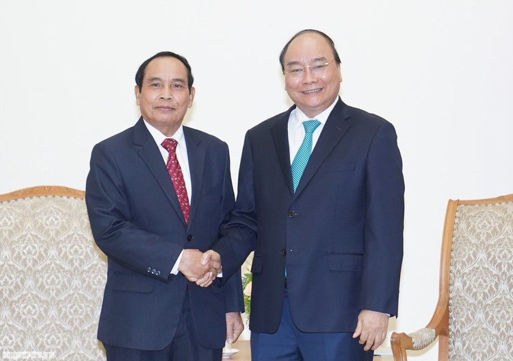 Thủ tướng Chính phủ Nguyễn Xuân Phúc tiếp đồng chí Bounthong Chithmany, Phó Thủ tướng Chính phủ Lào. Ảnh: VGP