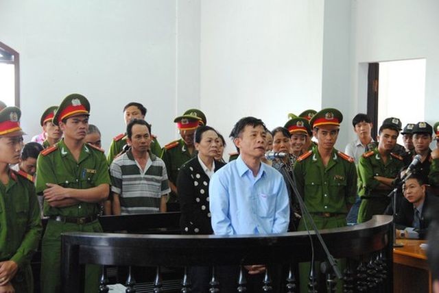 Vũ Việt Hùng (áo xanh) bị TAND tối cao tuyên án tử cho hàng loạt sai phạm tại VDB Đắk Lắk - Đắk Nông