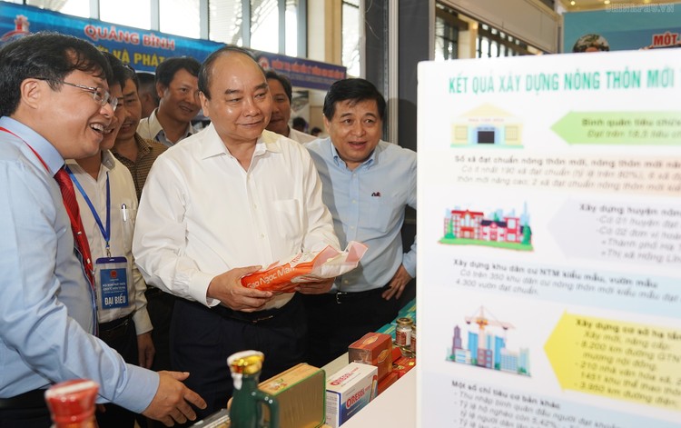 Thủ tướng tới thăm gian hàng trưng bày sản phẩm trong khuôn khổ hội nghị. Ảnh: VGP
