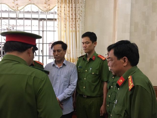 CQĐT công an tỉnh Trà Vinh thi hành lệnh bắt tạm giam đối với ông Diệp Văn Thạnh - nguyên Chủ tịch UBND TP Trà Vinh