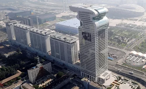 Tòa nhà Pangu Plaza mang hình tượng một con rồng, nằm gần sân vận động Tổ chim ở Bắc Kinh. Ảnh: SCMP