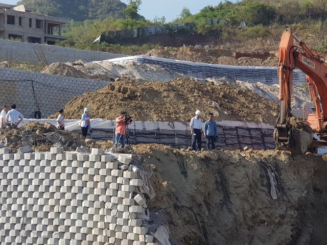 Hiện trạng tháo dỡ bức tường sai phép tại dự án Đồi Xanh Nha Trang