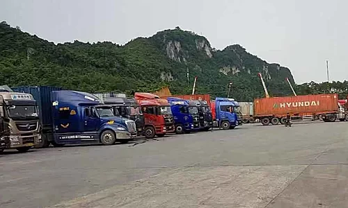 Các container hàng của đơn vị nhập khẩu từ Trung Quốc về Việt Nam "nằm" chờ tại cửa khẩu Lạng Sơn.
