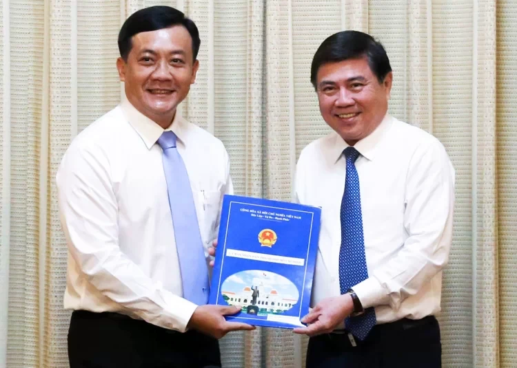 Ông Hà Phước Thắng (trái) nhận quyết định từ Chủ tịch UBND TP HCM Nguyễn Thành Phong.