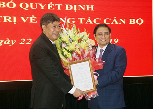 Ông Nguyễn Hữu Đông (trái) nhận quyết định làm Bí thư Tỉnh uỷ Sơn La. Ảnh: Báo Sơn La