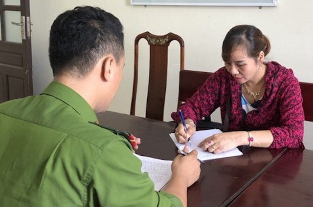 Phan Thị Nguyệt đang khai báo hành vi hoạt động tín dụng đen tại Công an huyện Thạch Hà.