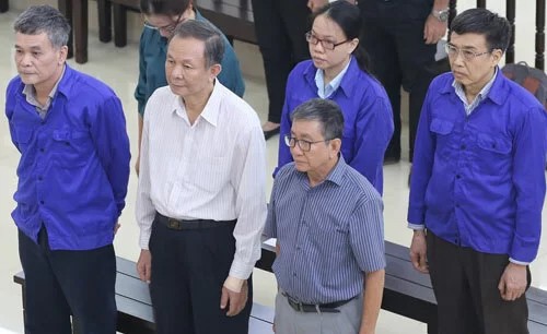 Ông Ban (áo trắng, hàng trên), Hồng (áo xanh, ngoài cùng bên phải) cùng các bị cáo khi nghe tòa tuyên án.