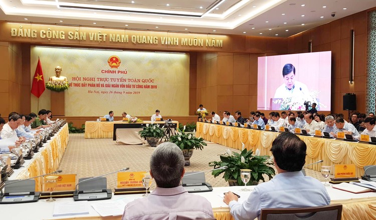 Bộ trưởng Bộ Kế hoạch và Đầu tư Nguyễn Chí Dũng trình bày tại Hội nghị trực tuyến toàn quốc về về thúc đẩy phân bổ và giải ngân vốn đầu tư công năm 2019. Ảnh: Minh Thư