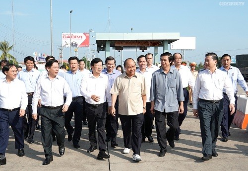 Thủ tướng Nguyễn Xuân Phúc thị sát điểm đầu của dự án cao tốc Trung Lương-Mỹ Thuận. Ảnh: VGP