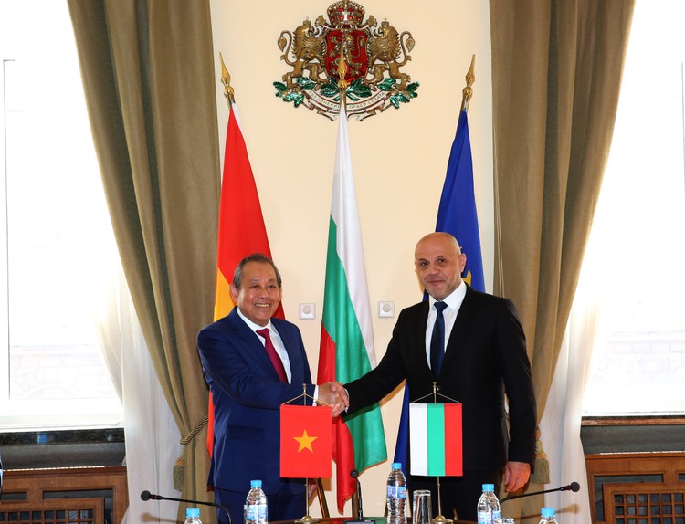 Phó Thủ tướng Trương Hòa Bình và Phó Thủ tướng Cộng hòa Bulgaria Tomislav Donchev. Ảnh: VGP