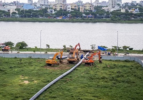 Công nhân thi công kéo đường ống D900 qua sông Hàn. 