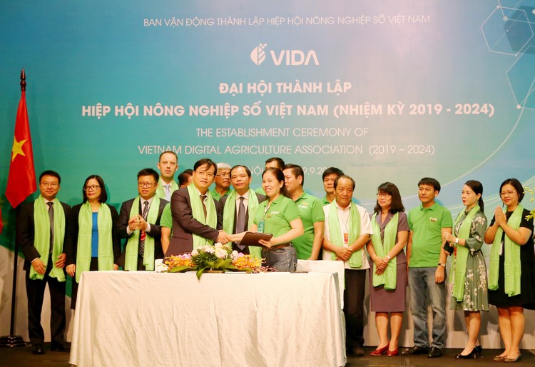 Ông Phan Thanh Hải - Trưởng khối Ngân hàng Bán buôn BIDV (bên trái) và bà Ninh Thị Ty - Phó Chủ tịch VIDA - ký kết Biên bản ghi nhớ