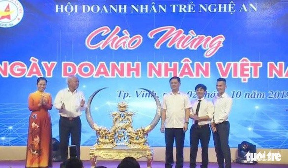 Phần đấu giá cặp sừng tại buổi gặp mặt chào mừng Ngày doanh nhân Việt Nam của Hội doanh nhân trẻ Nghệ An tối 2-10 - Ảnh: CTV