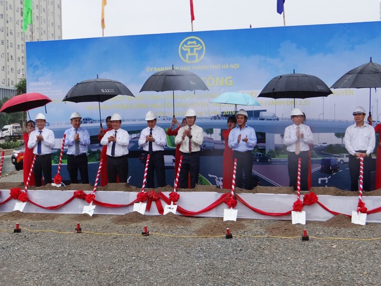 Lễ khởi công xây dựng cầu vượt nút giao Nguyễn Văn Huyên - Hoàng Quốc Việt và hoàn thiện đường Nguyễn Văn Huyên. Ảnh Internet