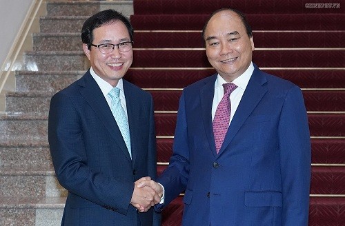 Thủ tướng Nguyễn Xuân Phúc và ông Choi Joo Ho, Tổng Giám đốc Tổ hợp Samsung tại Việt Nam - Ảnh: VGP