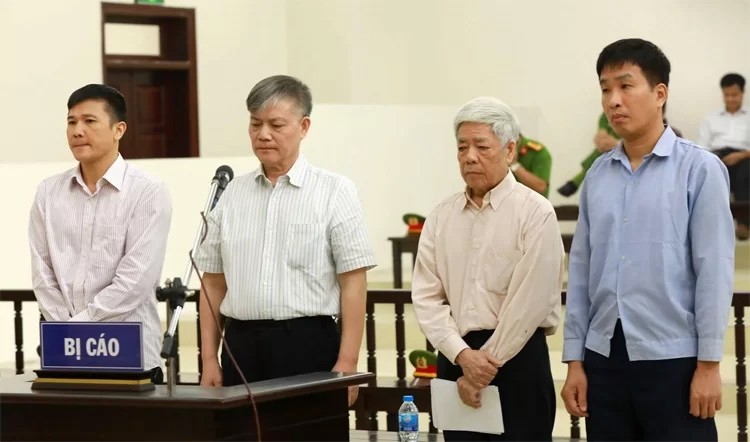 Từ trái qua, bị cáo Trần Đức Chính, Nguyễn Ngọc Sự, Trương Văn Tuyến, Phạm Thanh Sơn tại phiên phúc thẩm. Ảnh: TTXVN