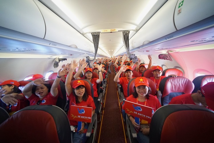 Tất cả hành khách, phi hành đoàn trên chuyến bay đã mặc áo mang dòng chữ “Tôi yêu Tổ quốc tôi".