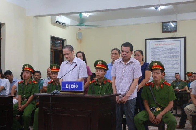Bị cáo Lương (trái) và Hoài tại phiên xử ở TAND tỉnh Hà Giang.