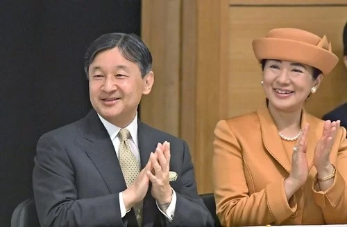 Tân Nhật hoàng Naruhito và Hoàng hậu dự hội nghị tại Hội trường Tưởng niệm Hiến pháp ở Tokyo hôm 1/10. Ảnh: Reuters.