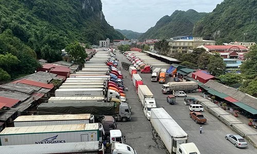 Hàng trăm container nằm chờ tại cửa khẩu Tân Thanh sáng 19/10.