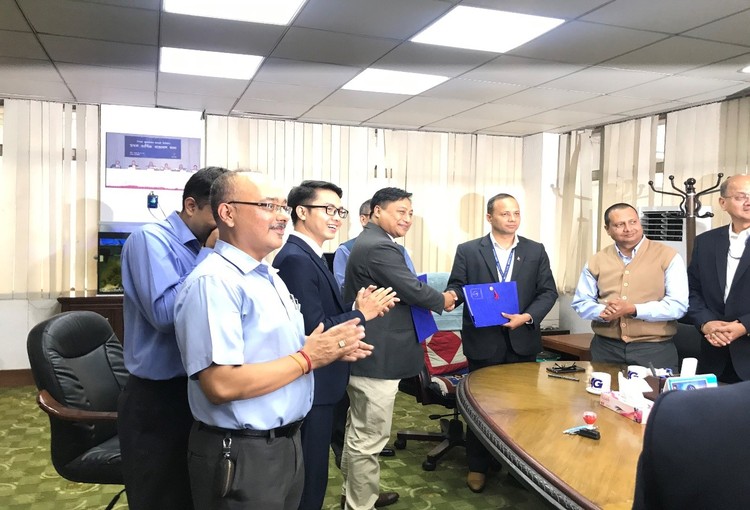 Tổng giám đốc Nepal Telecom - Ông Dilliram Adhikari trao hợp đồng cho đại diện liên danh nhà thầu VNPT Technology - Kalash