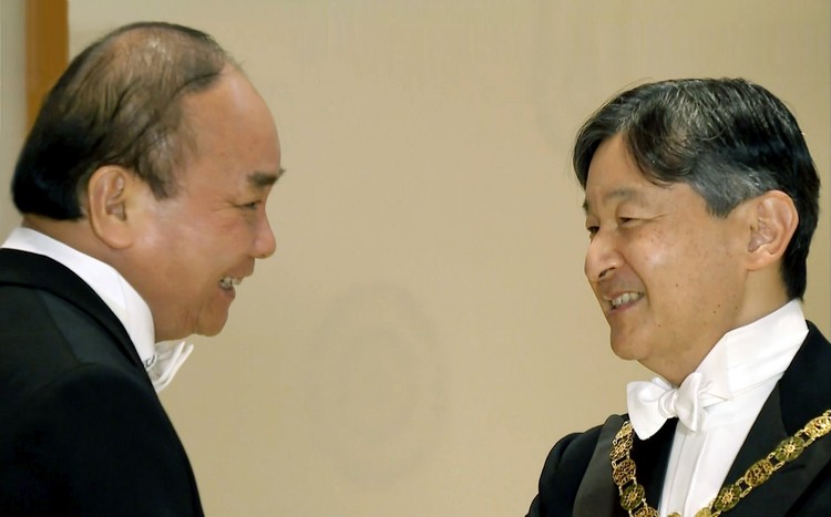 Thủ tướng Nguyễn Xuân Phúc gặp gỡ Nhà vua Nhật Bản Naruhito tại tiệc chiêu đãi tại Hoàng cung. Ảnh: VGP