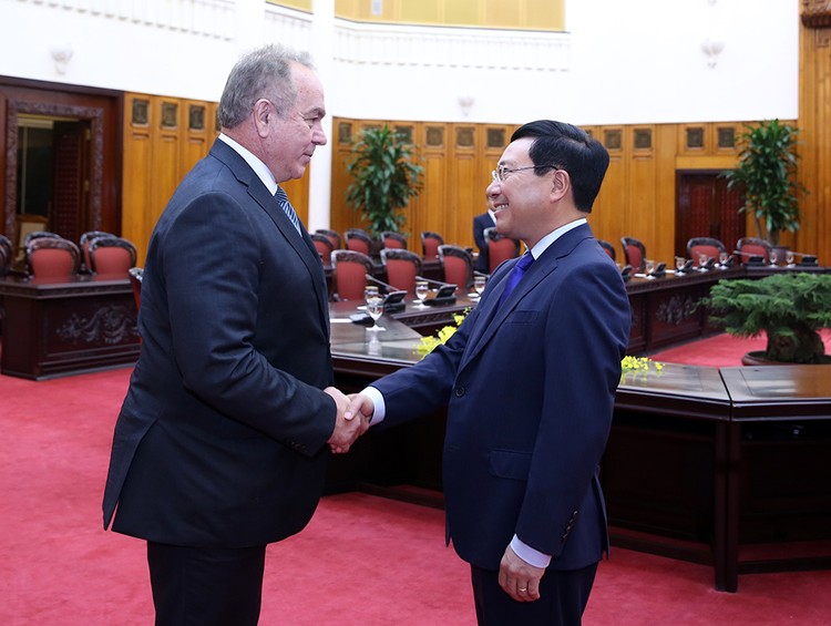 Phó Thủ tướng Phạm Bình Minh và Chủ tịch Asia Group Kurt Campbell - Ảnh: VGP