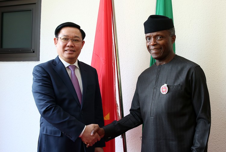 Phó Thủ tướng Vương Đình Huệ và Phó Tổng thống Nigeria Yemi Osinbajo. Ảnh: VGP