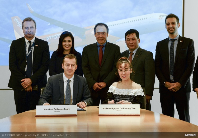 Tổng giám đốc Vietjet Nguyễn Thị Phương Thảo (phải) và ông Guillaume Faury, Chủ tịch và Tổng giám đốc Tập đoàn Airbus ký kết hợp đồng đặt mua 20 tàu bay A321XLR 