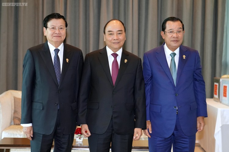 Thủ tướng Nguyễn Xuân Phúc làm việc với Thủ tướng Lào Thongloun Sisoulith và Thủ tướng Campuchia Samdech Techo Hun Sen. - Ảnh: VGP