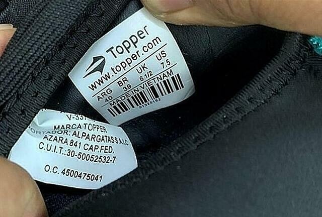 Lô hàng giày Topper xuất đi từ Trung Quốc nhưng mác lại ghi "Made in Vietnam". Ảnh: HQ