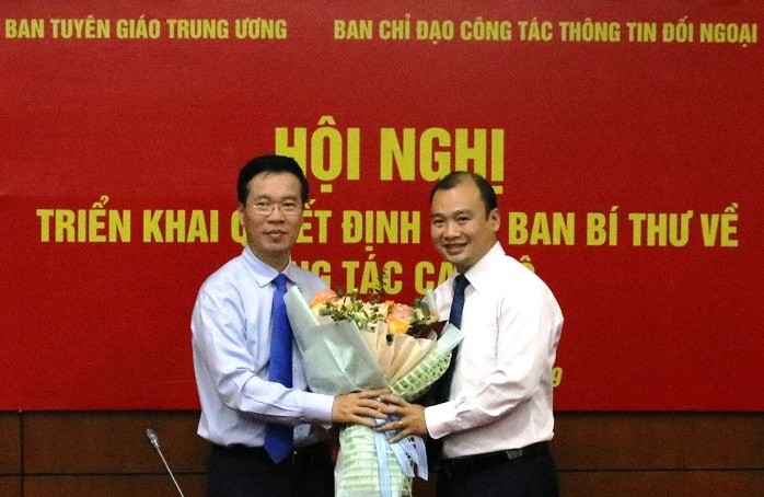Trưởng ban Tuyên giáo Trung ương Võ Văn Thưởng chúc mừng đồng chí Lê Hải Bình.