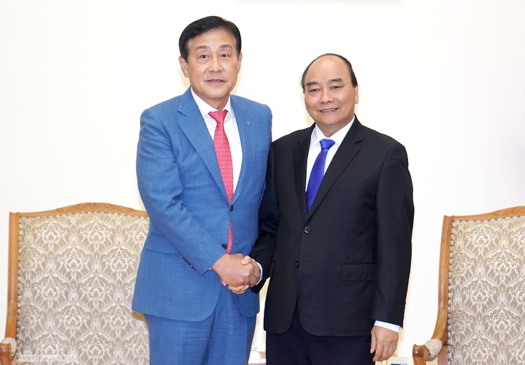 Thủ tướng Nguyễn Xuân Phúc và Chủ tịch Tập đoàn Tài chính Hana Kim Jung Tai - Ảnh: VGP