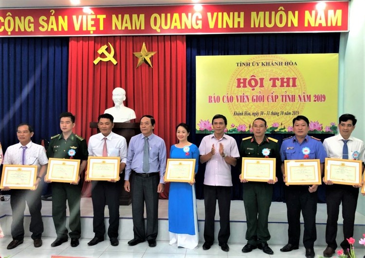 Báo cáo viên Võ Thị Hồng Minh đạt giải khuyến khích tại hội thi