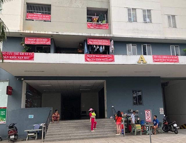 Cư dân treo băng rôn khắp 2 tòa nhà chung cư Tín Phong nhằm phản đối dự án trạm ép rác
