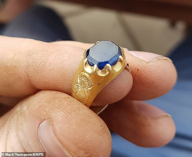 Một người đàn ông có thú vui tìm kiếm đồ cổ đã tìm thấy một chiếc nhẫn vàng có niên đại từ thời trung cổ tại cánh rừng Sherwood (Anh)