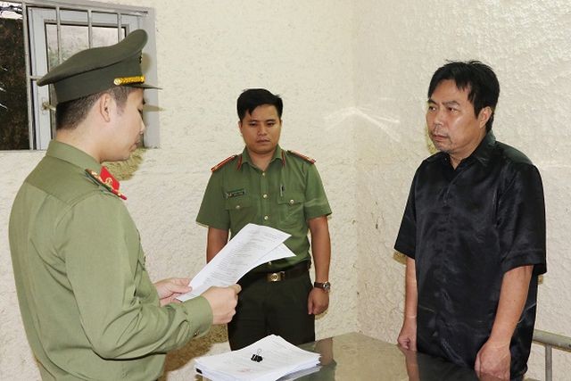 Cơ quan Công an tống đạt quyết định khởi tố bị can đối với Nguyễn Minh Cầm. Ảnh: Công an Hà Tĩnh