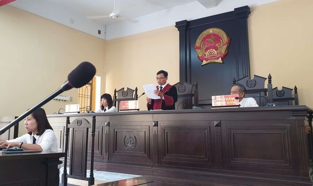 Phiên tòa xét xử vụ kiện giữa nhóm hộ dân kiện UBND huyện Núi Thành sáng 19/11