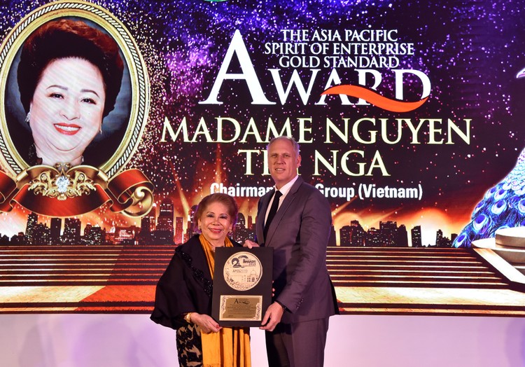 Ông Mark Reeves, Giám đốc Khối Gôn Tập đoàn BRG, thay mặt Madame Nguyễn Thị Nga nhận giải thưởng tại Hội nghị thường niên trong lĩnh vực gôn khu vực Châu Á - Thái Bình Dương 2019