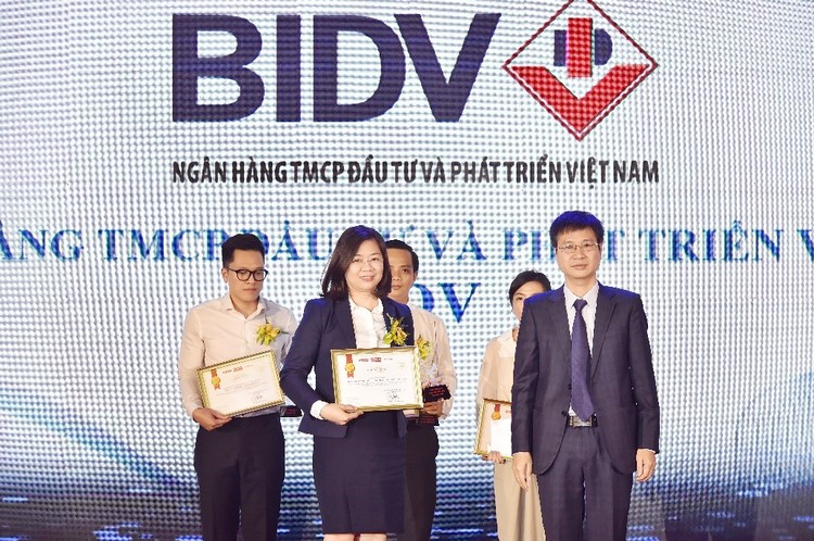 Bà Nguyễn Thị Kim Phượng, Phó Giám đốc Ban Khách hàng doanh nghiệp nhỏ và vừa, đại diện BIDV nhận giải thưởng “Tin & Dùng Việt Nam 2019” cho dịch vụ Thu hộ học phí