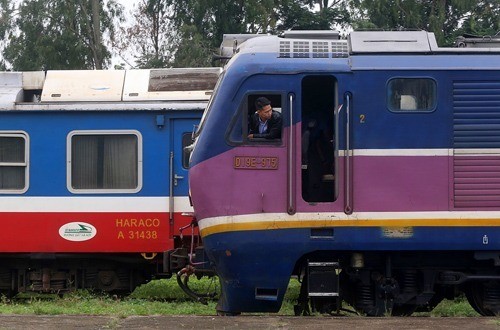Đường sắt đi Lào Cai hiện nay hạn chế năng lực vận chuyển.