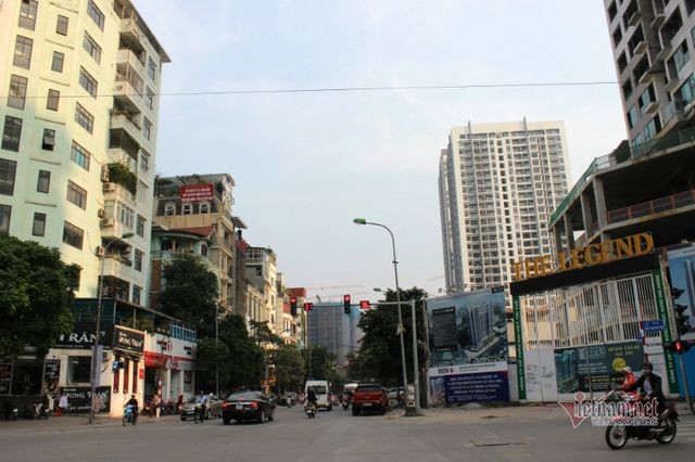 Đường Nguyễn Tuân (quận Thanh Xuân, Hà Nội) chỉ dài khoảng 1km và rộng khoảng 6m nhưng đang phải gánh tải cho hơn 20 tòa nhà chung cư cao tầng.