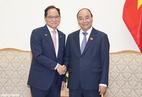 Thủ tướng Nguyễn Xuân Phúc và Đại sứ Hàn Quốc tại Việt Nam, ông Park Noh-wan - Ảnh: VGP
