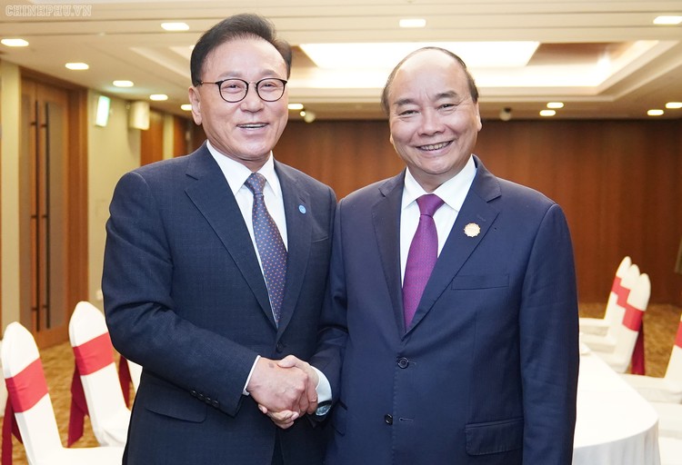 Thủ tướng Chính phủ Nguyễn Xuân Phúc và ông Park Soo Kwan, Tổng Lãnh sự danh dự Việt Nam tại khu vực Busan – Kyeongnam. - Ảnh: VGP