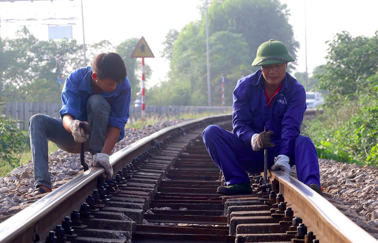 Công nhân bảo trì tuyến đường sắt Yên Viên - Lào Cai đoạn qua Phú Thọ.